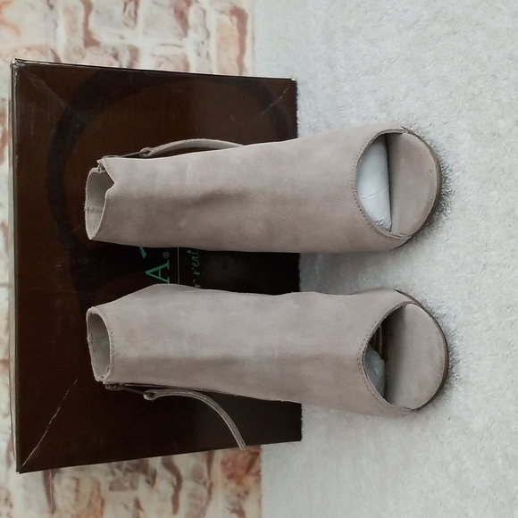 New Diba True Ink Away Side Zip Bootie - Picture 2 of 9